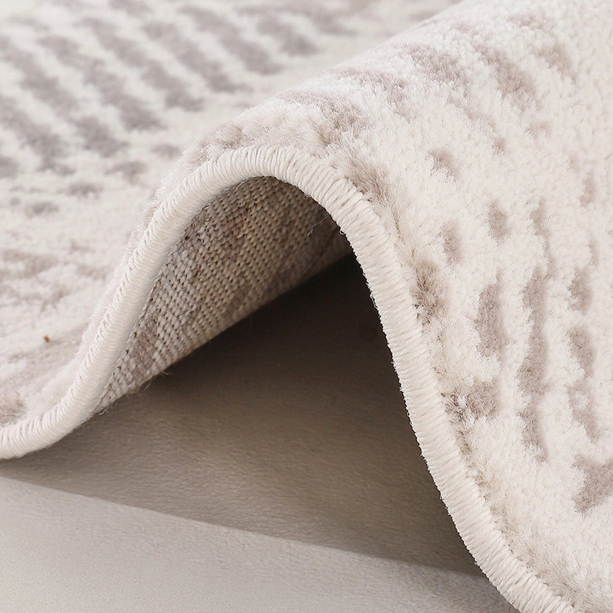 durable soft cream rug showing reinforced edge detail and jute backing by Tervannor